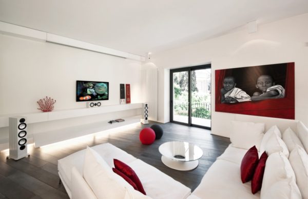 Белая гостиная с бордовыми подушками и картиной 