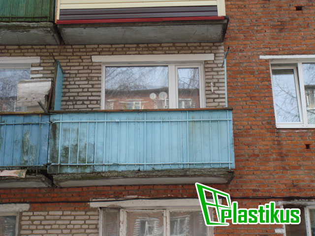 Пример остекления балкона в п. Зендиково, Каширский район. Так он выглядел до остекления