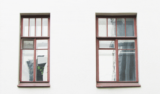 Два двухстворчатых окна с фрамугами, одно пошире. Установлены в старой части города Санкт-Петербурга.