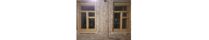Два больших деревянных окна с фрамугами, установлены в квартире кирпичного дома старого фонда