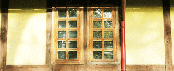 Одностворчатые окна с расстекловкой на десять стёкол в фахверковом доме