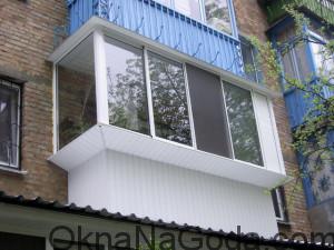 Фото остекленного балкона с выносом по подоконнику (перилам)