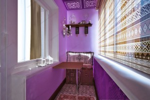 Фиолетовые стены на балконе