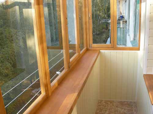 Остекление балкона деревянными рамами