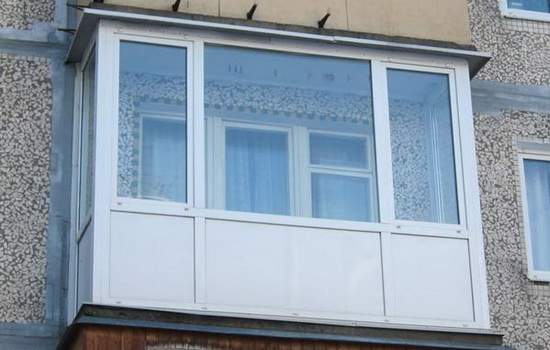 Балкон с теплым остеклением в обычном доме. Фото
