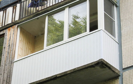 Фото балкона где в основе отделочного материала использовалась пластиковая вагонка