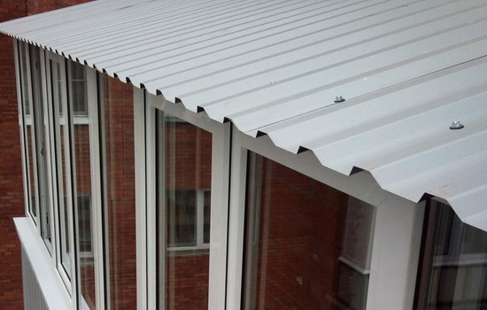 Крыша балкона, сделанная из профнастила