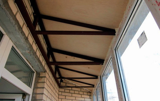 Металлический каркас для поддержания крыши балкона