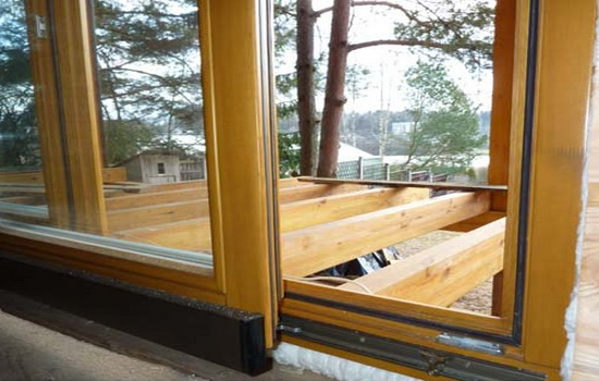 Раздвижные деревянные окна на балкон