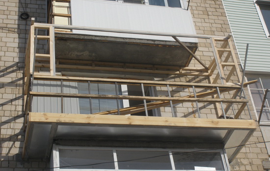 Деревянный каркас будущего балкона