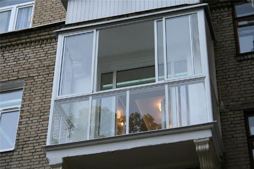 Остекление балкона от пола до потолка: кому подойдет?