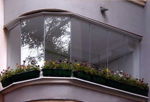 Остекление полукруглых балконов: новые варианты