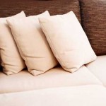 Белый подушки на коричневом диване. Фото 12