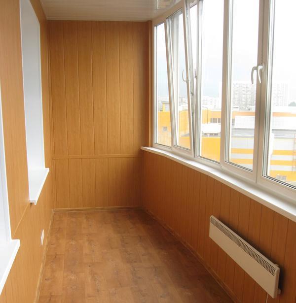 Внешний вид балкона обшитого МДФ панелями