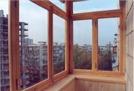 Вместо пластиковых окон на балконе можно установить деревянные