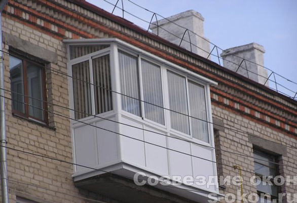 Остекление балконов с установкой крыши