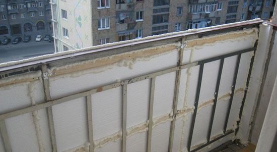 Монтаж каркаса на балконе перед обшивкой вагонки