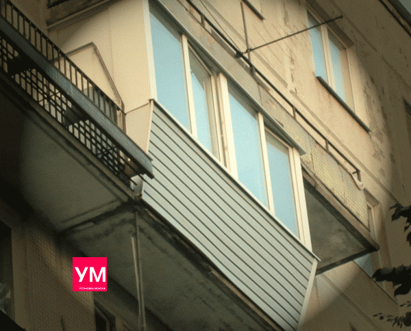 Тёплый балкон с выносом. Остеклён пластиковыми окнами с двухкамерным стеклопакетом и сделано утепление периметра стен, пола и потолка.