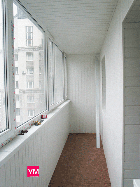 Стены, потолок и откосы окон обшиты пластиковой вагонкой белого цвета расположенной вертикально. Под обшивкой утеплитель 50 мм.