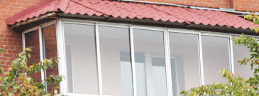 Остеклённый балкон раздвижными окнами с установленой крышей