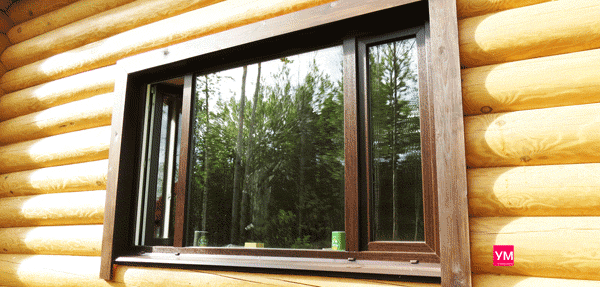 Трёхстворчатое ламинированное окно цвета тёмный дуб, установленное в загородном доме из оцилиндрованного бревна