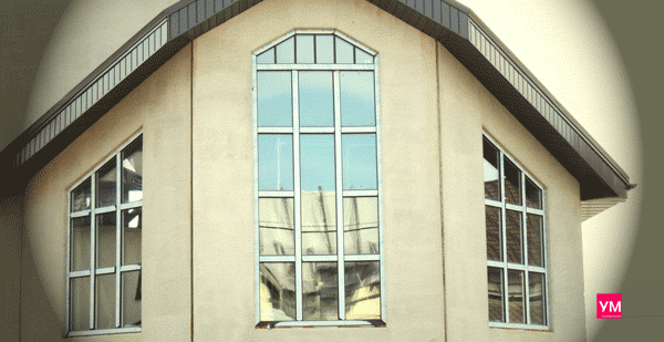 В частном загородном доме установлены большие панорамные окна с верандной расстекловкой 