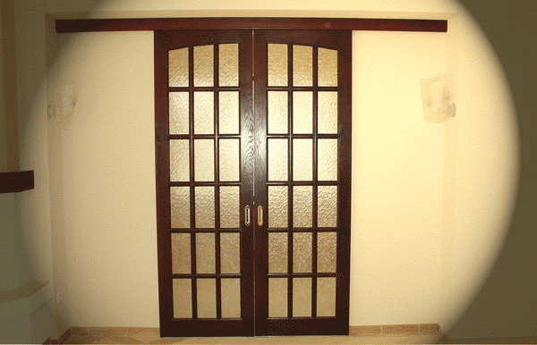 Установлена двухстворчатая раздвижная дверь со стеклом. Шпон орех.