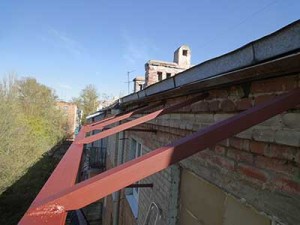 Фото: Изготовление крыши над балконом последнего этажа