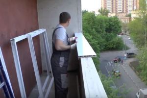 Как застеклить балкон своими руками10