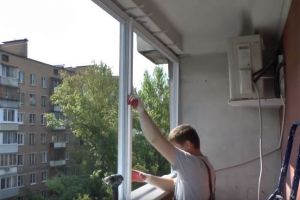Как застеклить балкон своими руками16