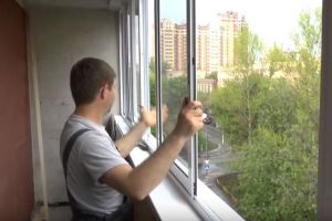 Как застеклить балкон своими руками25