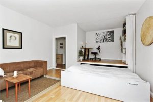 Светлый тон дивана в дизайне очень лаконичен в помещении 18 квадратов
