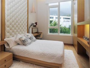 Большая спальня имеет естественное освещение, данный метод идеально подходит для любителей прекрасного вида из окна