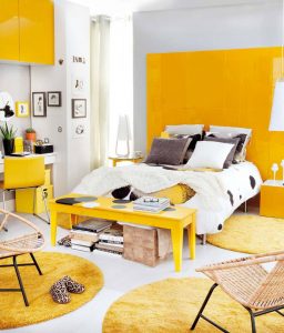 Большая спальня в желтом цвете