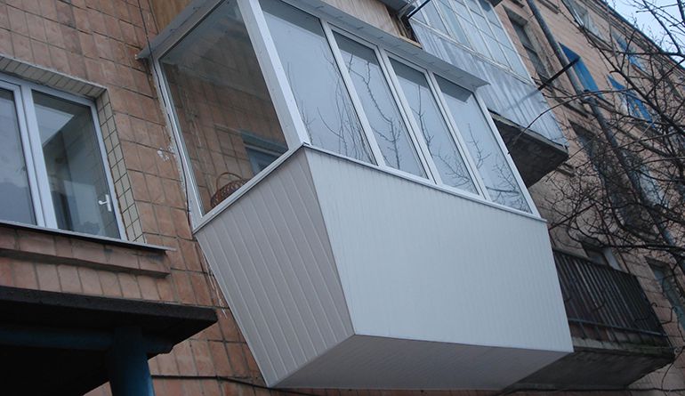 Материалы из пластика для внешней обшивки балкона