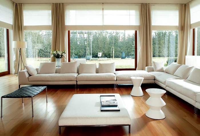 Гостиная с панорамными окнами - фото с занавесками и мебелью в стиле минимализм