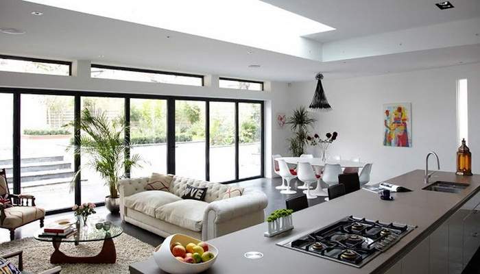 Дизайн квартиры студии с панорамными окнами - фото кухни гостиной