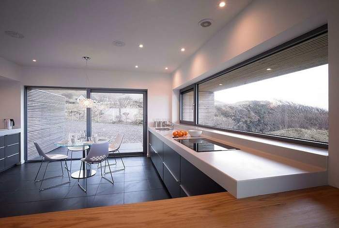 Красивая кухня с панорамными окнами - фото внутри