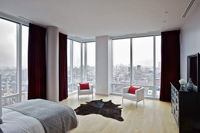 Панорамные окна - фото в интерьере спальни в угловой квартире