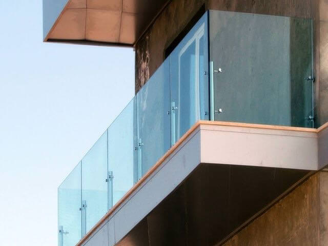 ограждения для балконов из стекла