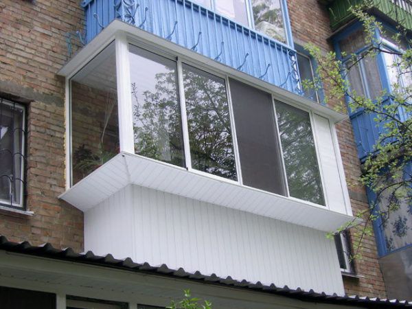 Остекление балкона алюминиевым профилем с выносом