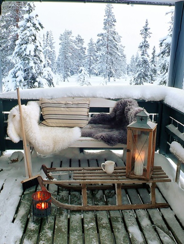 14. Сделайте свой балкон теплым и уютным. Сани, фонарь и меховые пледы придадут ему такую атмосферу.