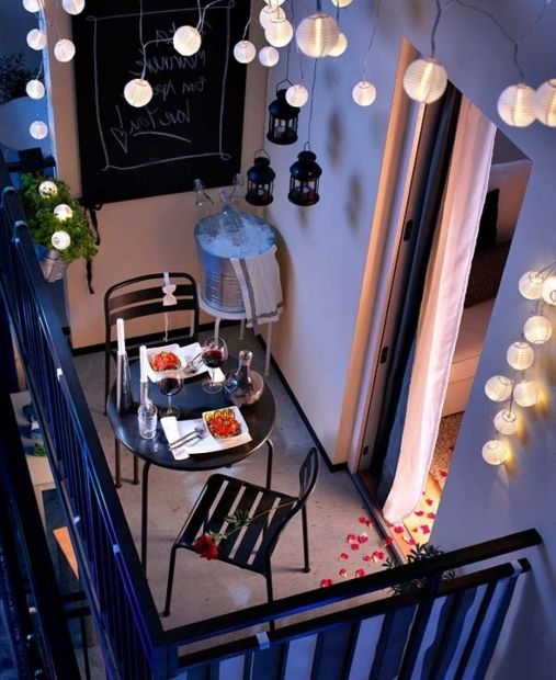 18. На теплой лоджии можно создать очень романтическую атмосферу и устроить новогодний ужин именно на балконе. Поставьте столик и создайте соответствующее освещение.