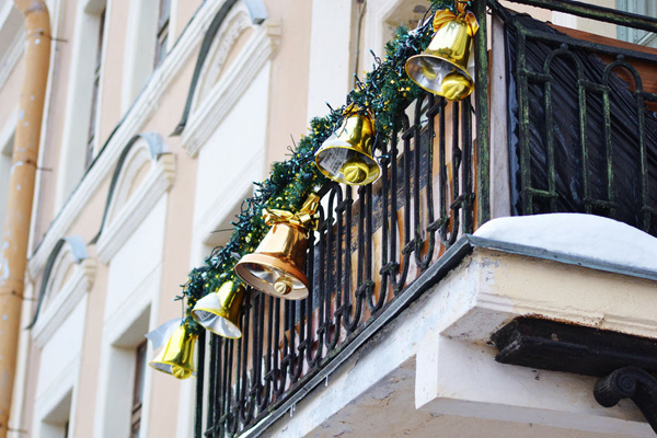 4. Балкон можно также украсить колокольчиками, например, золотого цвета.