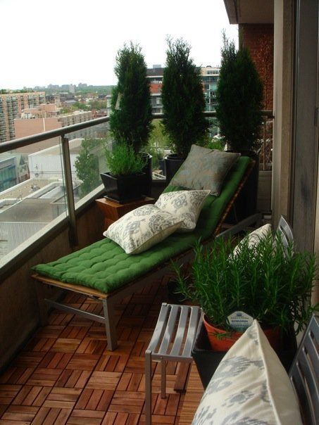 8. Зеленый – один из основных цветов Нового года. Но украсить балкон можно не только елочкой, но и любыми зелеными деревцами и растениями.