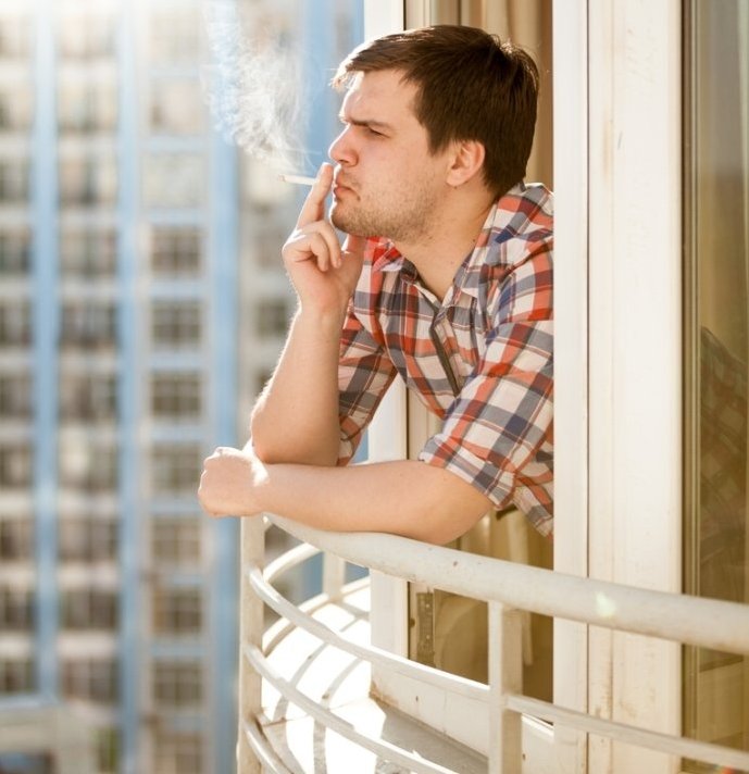 Курить на собственном балконе, согласно закона, можно