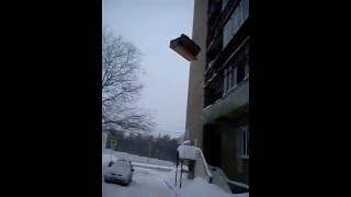 Рязань прикол 2016 грузчики выкинули диван c балкона