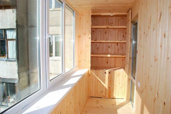 Деревянный шкаф на балконе