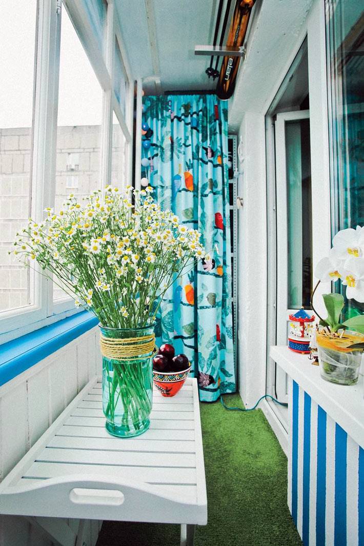 летние цветы и декор закрытого балкона