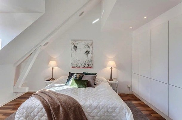 Интерьер небольшой мансардной спальни в белом цвете